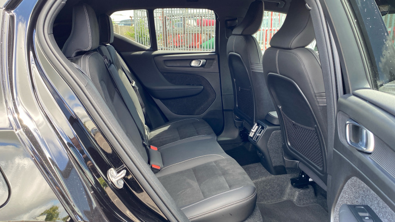 Volvo XC40 2.0 B4P Plus Black Edition 5dr Auto Petrol Estate
